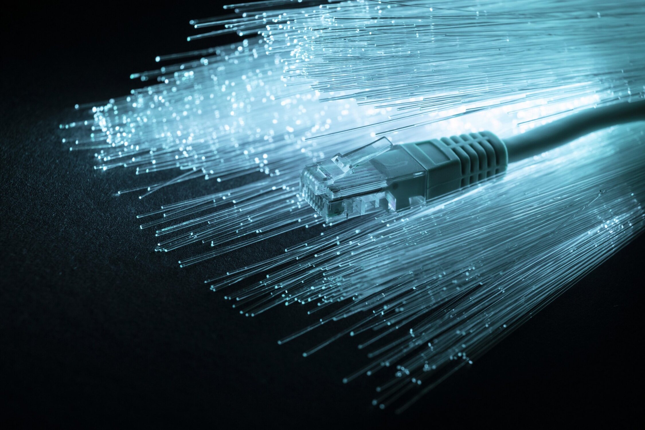 blaue-glasfaser-mit-ethernet-kabel